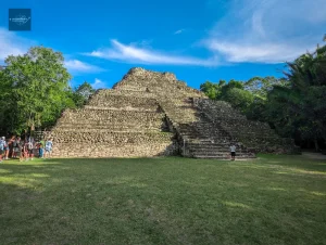 Panoramiczny widok na ruiny Chacchoben w Quintana Roo