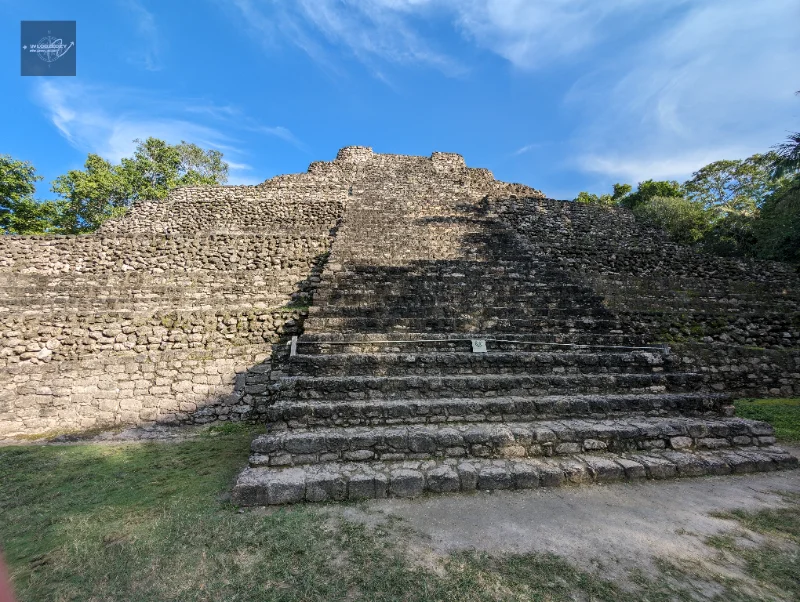Główna struktura piramidy Chacchobena pod błękitnym niebem