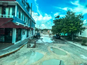 Wiejska droga w południowym Meksyku w drodze do Chacchoben