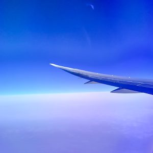 Widok skrzydła samolotu podczas lotu z Dublina do Dallas