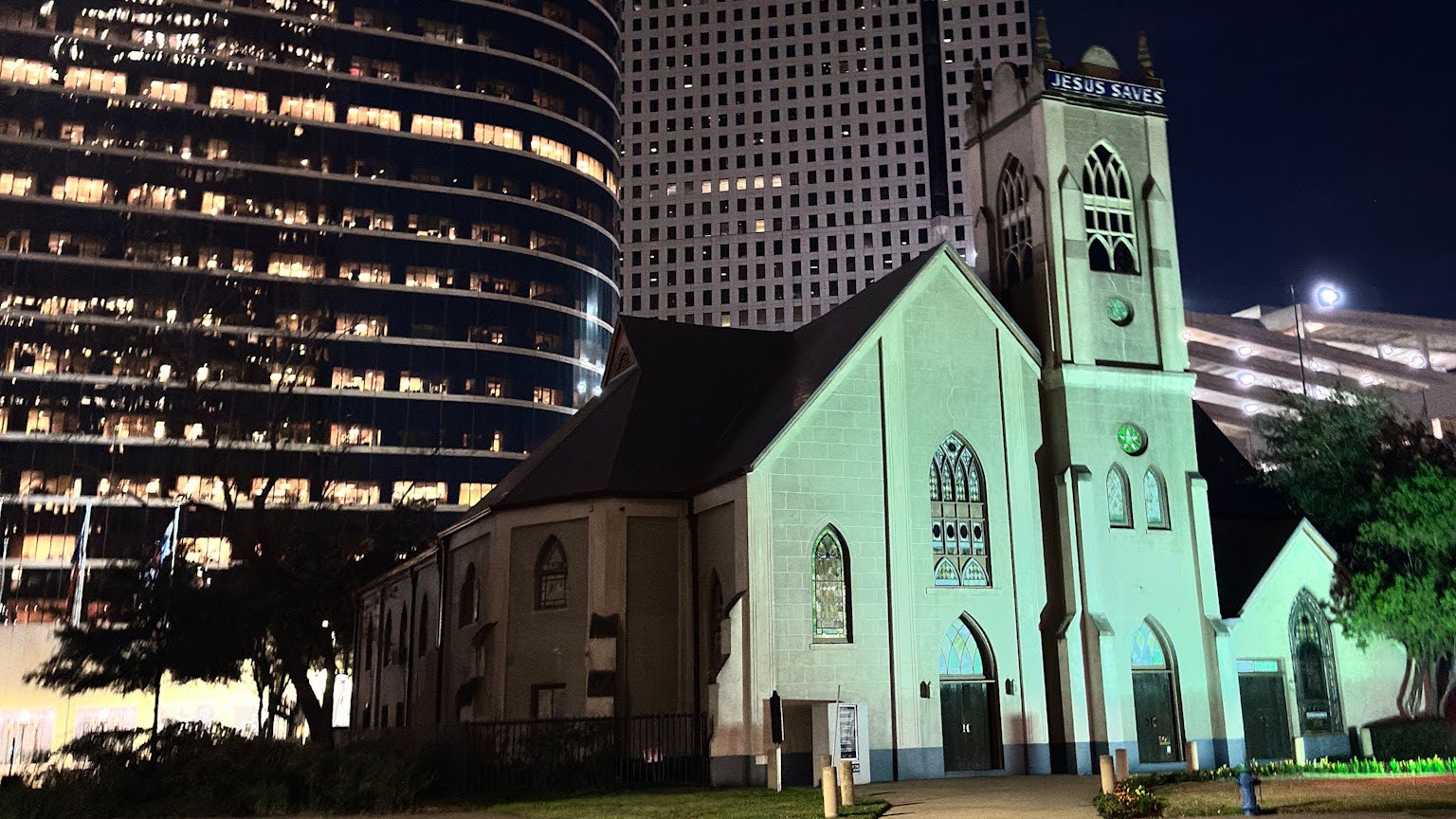Downtown Houston nocą – kościół u stóp drapaczy chmur Texas