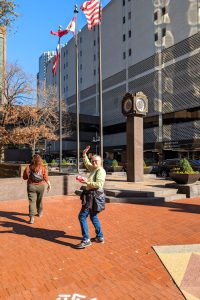 Spacer po centrum Dallas w okolicach Ross Tower