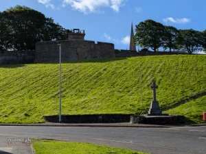 Derry Bogside-Mur Derry widziany z dołu